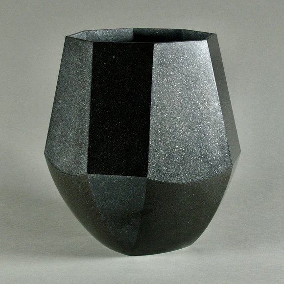 黒岩花器「玄星」