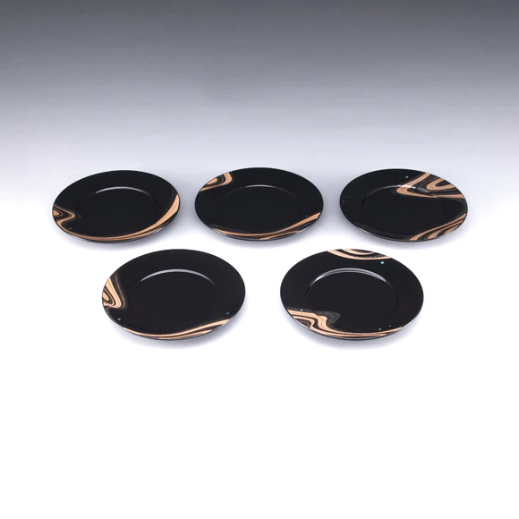 Small Trays with Curved Line Design in Makie