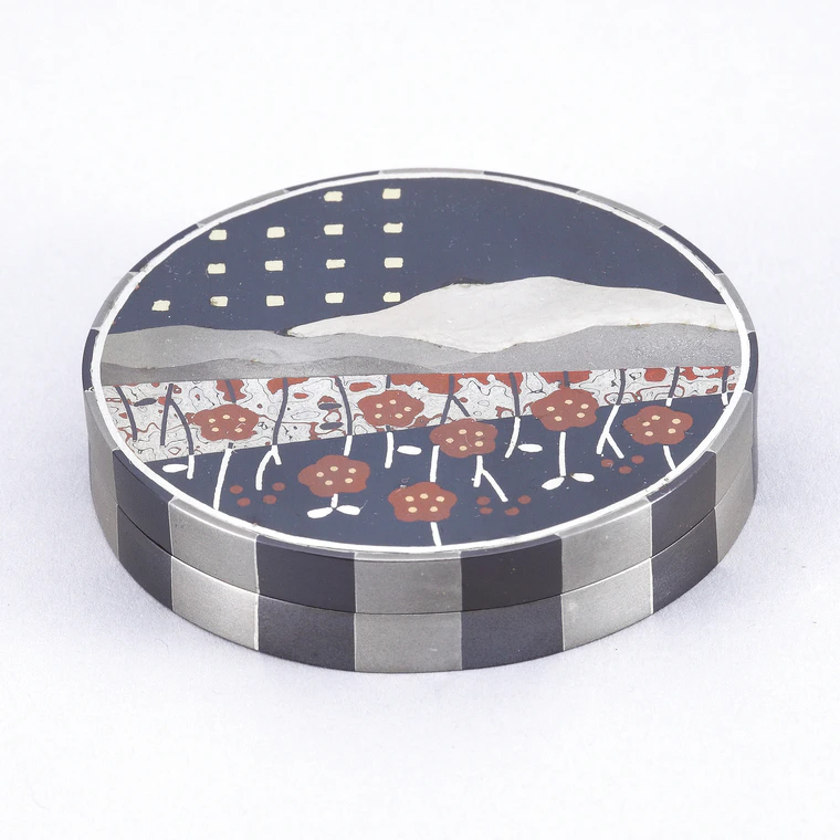 photo Incense Container with Inlay "Shunshoku Mu-koge (Spring Colors Have No High or Low)"