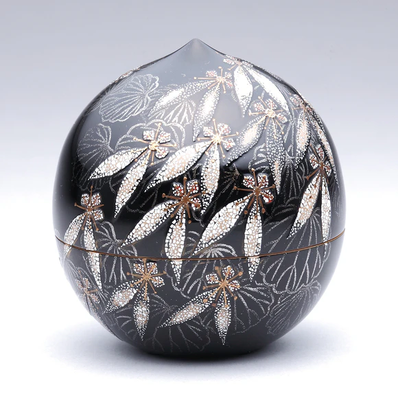Sake Vessel with Design in Makie "Saxifrage"