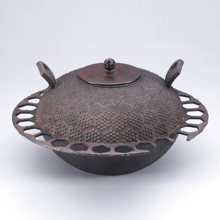 photo Sukigi Tea Ceremony Kettle with Turtoiseshell Hailstone Patterns