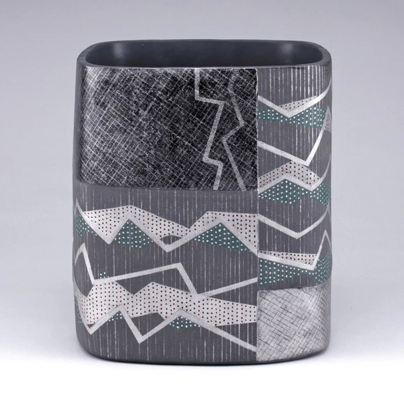 Vessel with Platinum Decoration "Flowing Shadow"
