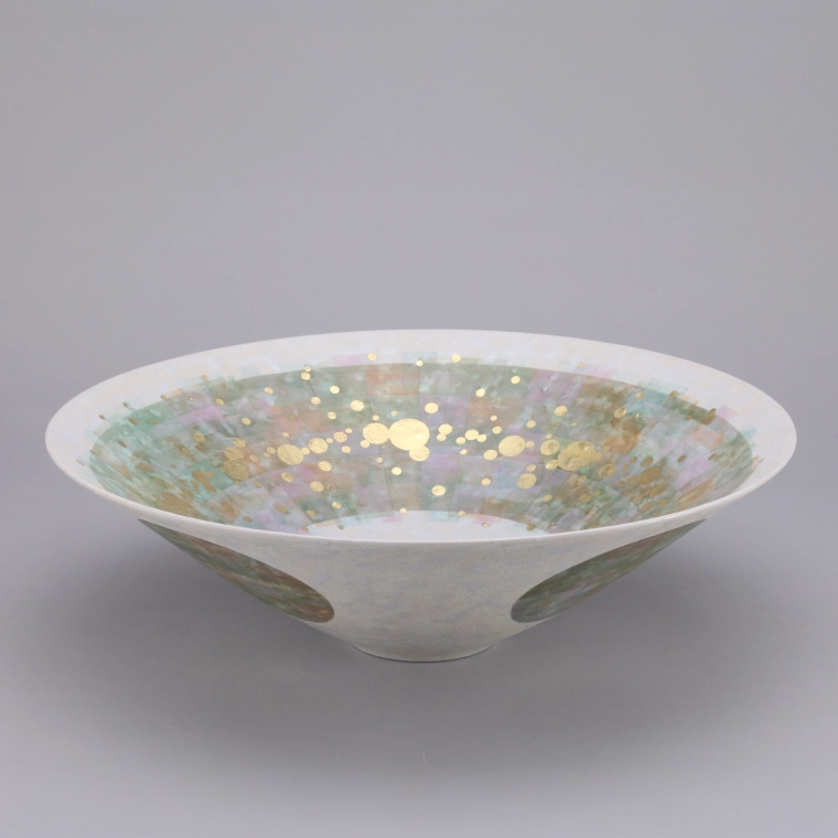 photo Bowl with overglaze enamel and gold decoration