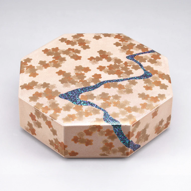 photo 蒔絵八角箱「桜花爛漫」