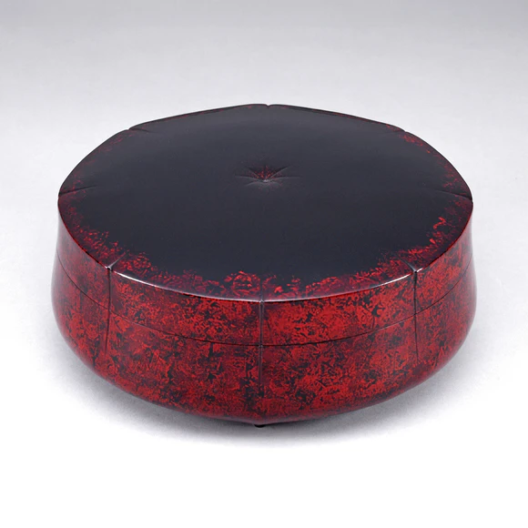 Kanshitsu Rinka (Flower-shaped) Covered Box