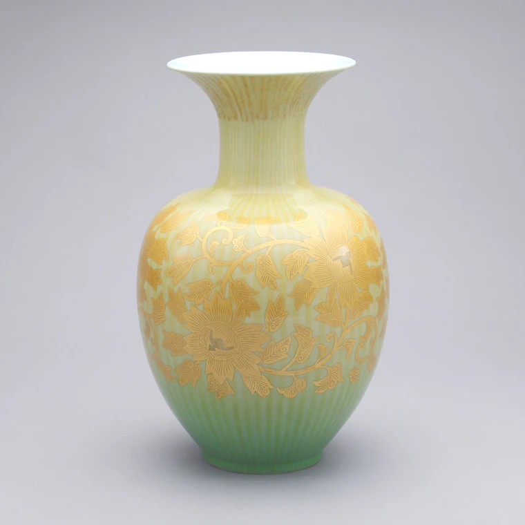 写真：釉裏金彩牡丹唐草文 花瓶