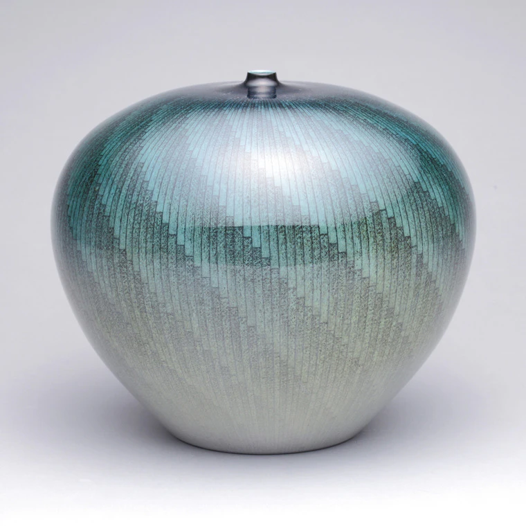 photo Flower Vase with Sapphire Decoration, Sazanami (Ripple)