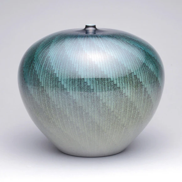 Flower Vase with Sapphire Decoration, Sazanami (Ripple)