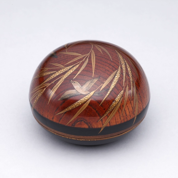 Covered Box with Design in Makie "The first swallows of the year"