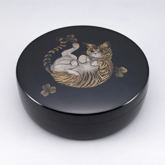 Box with Design in Chinkin "Looking up"