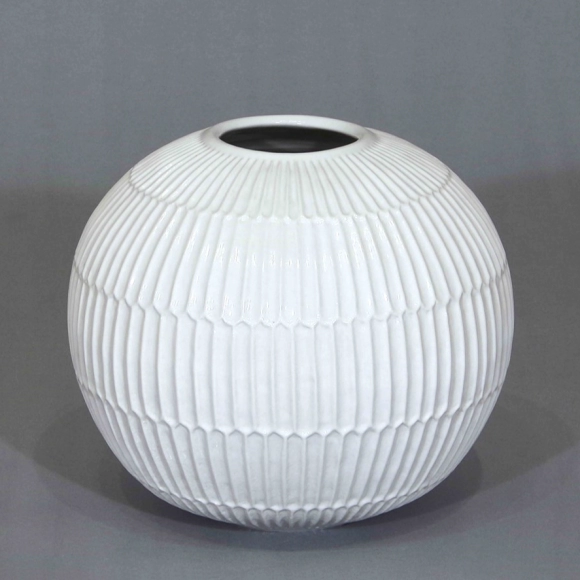 白磁鎬花瓶 (Shigenori Yasuda) ｜Gallery Japan