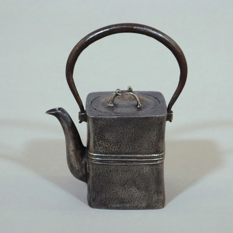 photo Satetsu (Iron Sand) Iron Kettle