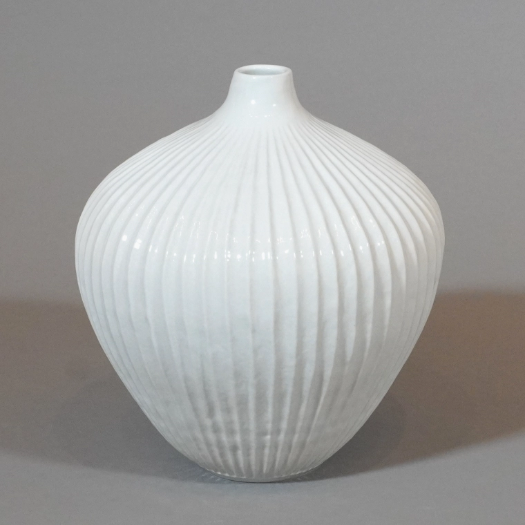 photo Flower Vase with White Glaze and Shinogi (Fluting)