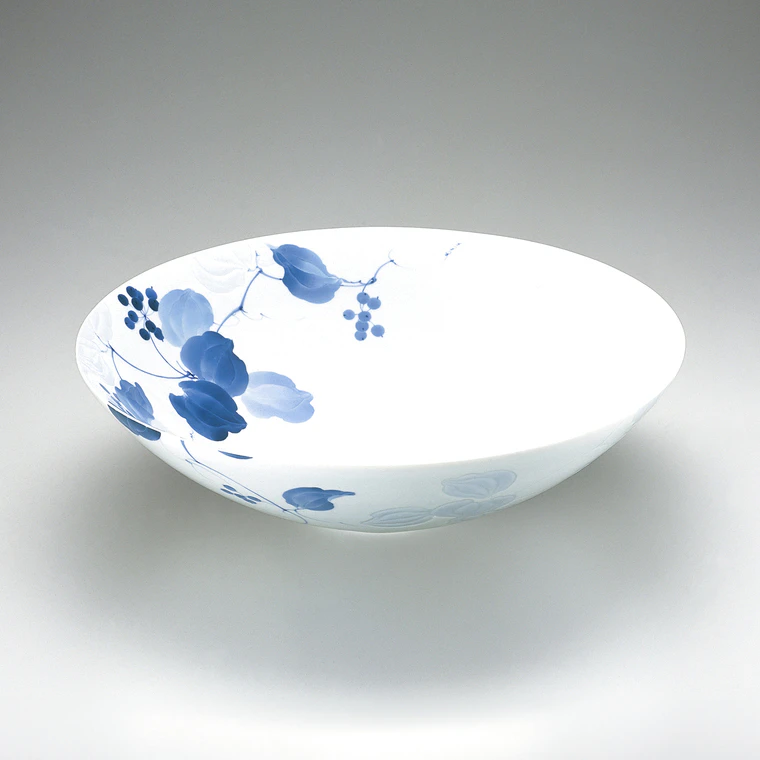 写真：染付彫鉢「山帰来」