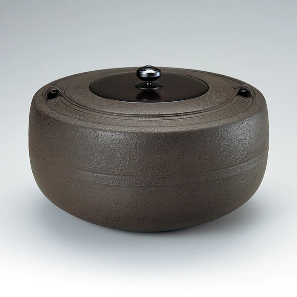 Tea Ceremony Kettle with Line Design and Kantsuki