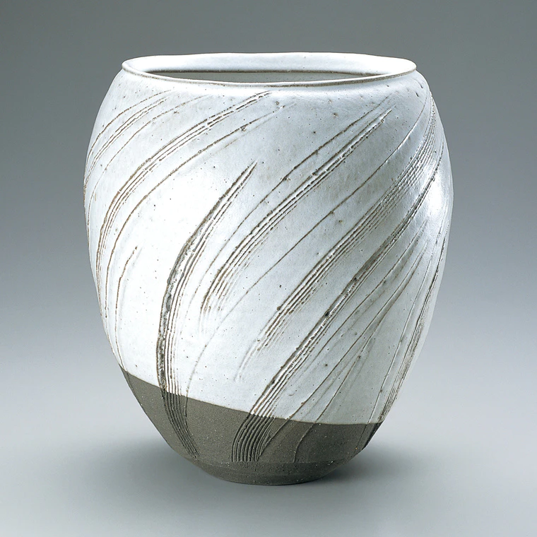photo White Glazed Flower Vase with Line Design and Charcoal Finish