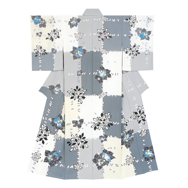 photo Formal Kimono with Design in Yūzen Dyeing "Flowers of Spring and Autumn"