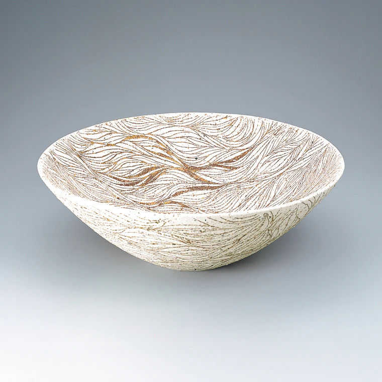 photo Large Bowl with Thread-like Lines in Wax-resist Glazing