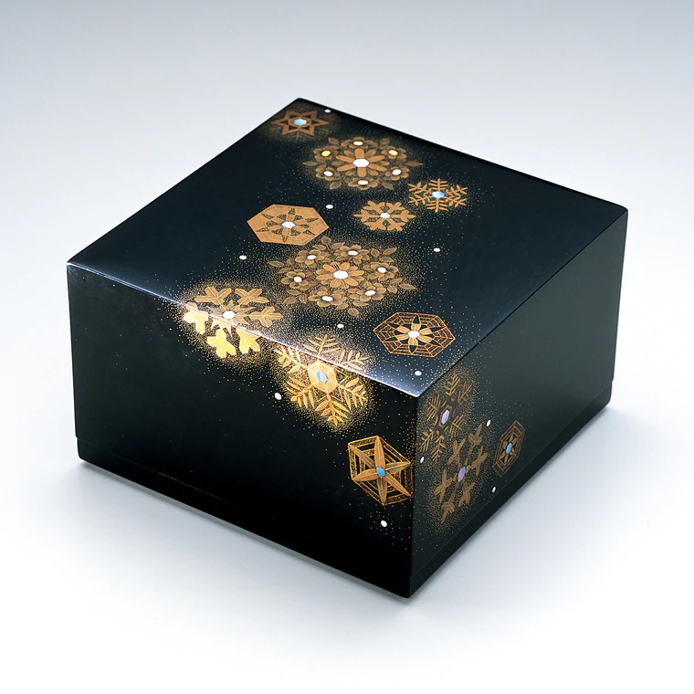 photo Box with Design in Mother-of-pearl Inlay and Makie "Flowers in Bloom for a Short Time"