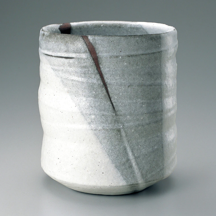 photo Flower Vase with Kake-wake, White Glaze and Line Design