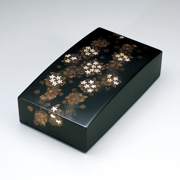 Box with Design in Mother-of-pearl Inlay and Makie 