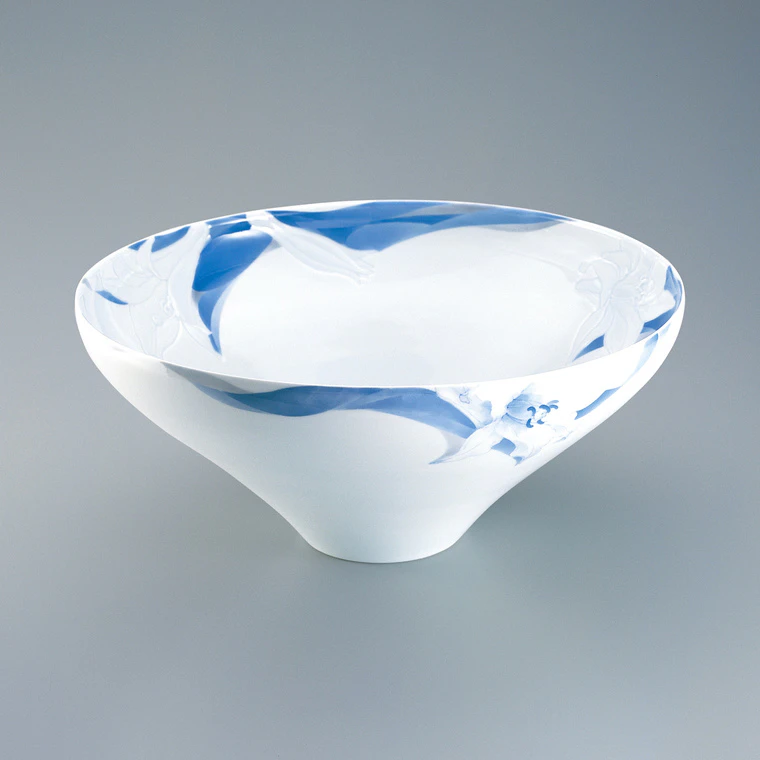 photo Bowl with Engraving and Underglaze Blue Decoration "Mitsue (Three Branches)"