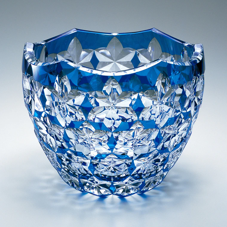 photo Cased Glass Flower Vase with Incised Decoration "Snow"