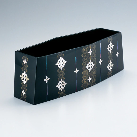 Flower Vase with Kanshitsu, Mother-of-pearl Inlay and Makie 