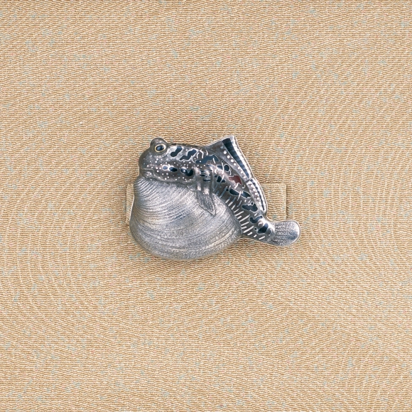 Silver Embossed Obi Sash Clip "Barred Mudskipper Resting on a Hard Clam"
