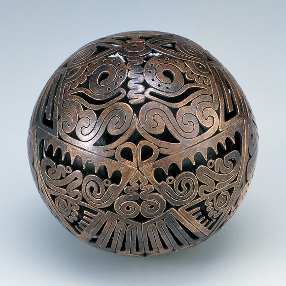 中国 古玉 出目金 透かし彫り 彫刻 古代 和田玉(ホータン)細工透かし彫り『古代双龍祥瑞文』怪獣佩