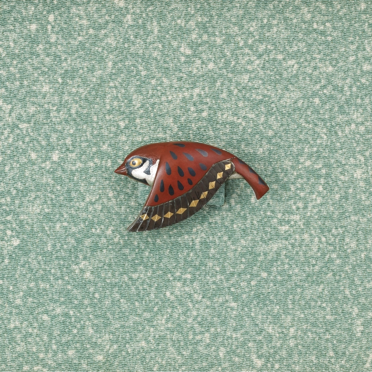写真:銅打出し帯留金具「すずめ」