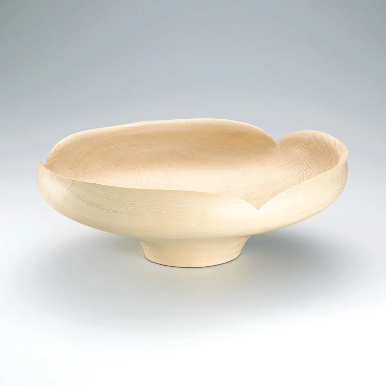 photo Flower-shaped Food Vessel of Japanese Nutmeg Wood "Overflowing"
