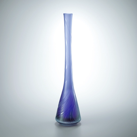 花瓶　サンドブラスト作品 スキの厚手の四角皿に生徒さんが花柄を立体的に彫りました。花びらに