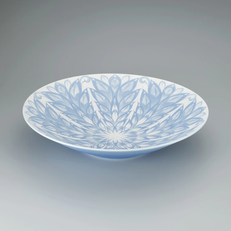 photo Porcelain bowl with brilliantly incised decoration