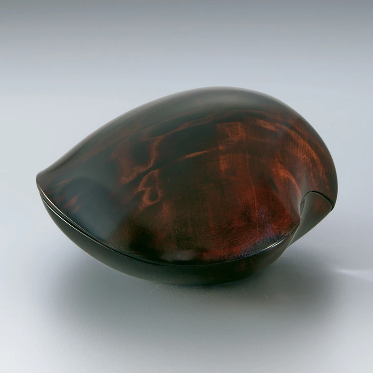 photo Shell-Shaped Covered Box of Japanese Horse Chestnut Wood Finished in Wiped Urushi