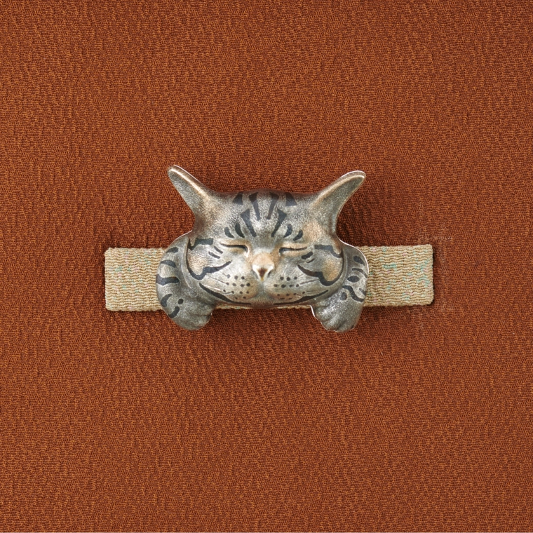 photo Silver Embossed Obi Sash Clip "Utatane (Napping)"