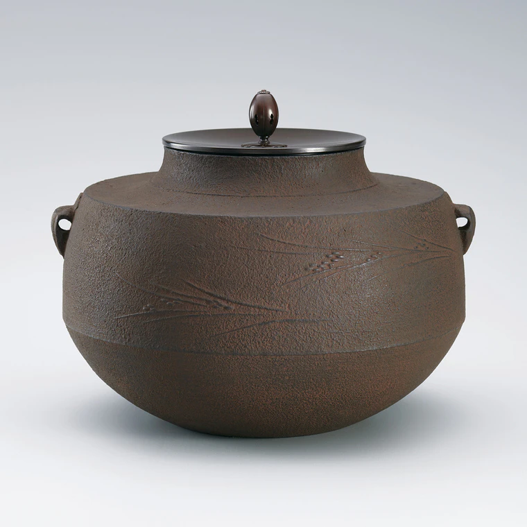 photo Kuriguchi (Recessed-mouthed) Tea Ceremony Kettle with Flower and Grass Design