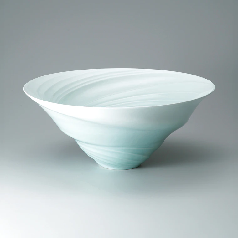 photo White Porcelain Bowl with Pale Blue Glaze and Sea Current Design