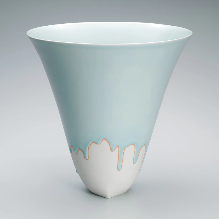photo White Porcelain Flower Vessel with Pale Blue Glaze Flame "Shidare (Hanging)"
