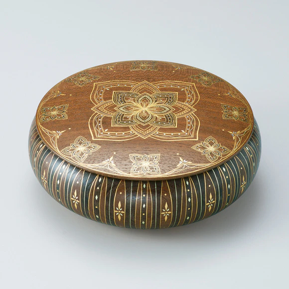 Box with Kirikane Decoration "Flower Viewing"