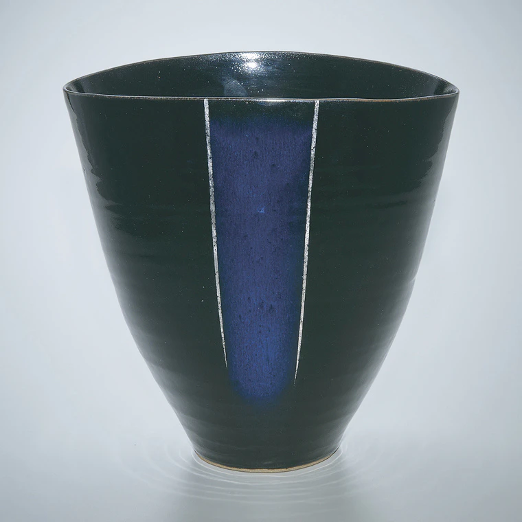 photo Flower Vase with Tenmoku Glaze and Line Design in Two Colors