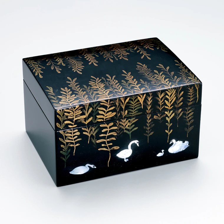 photo Box with Design in Mother-of-pearl Inlay and Makie "On the Banks of England"