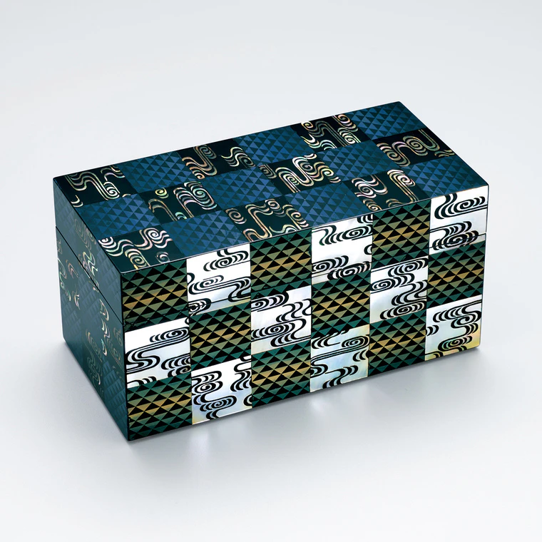 photo Small Box with Colored Urushi and Mother-of-Pearl Inlay "Water Getting Warmer"