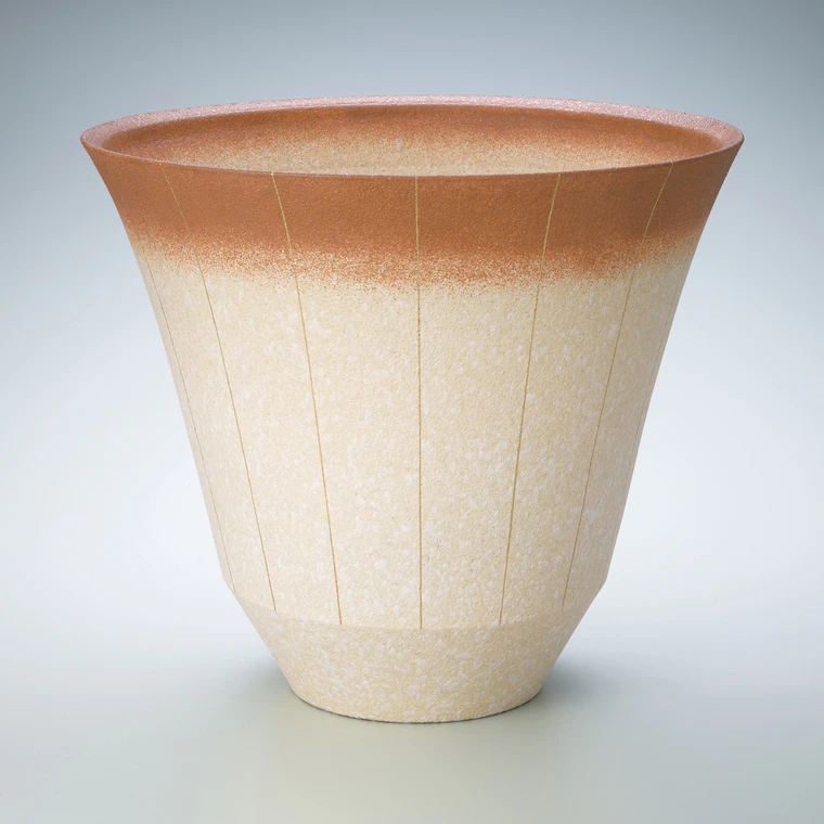 photo Vessel with Sprayed Slip and Gold Decoration