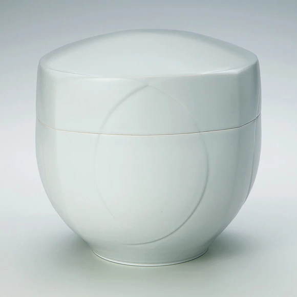 White Porcelain Coverd Bowl with Incised Decoration