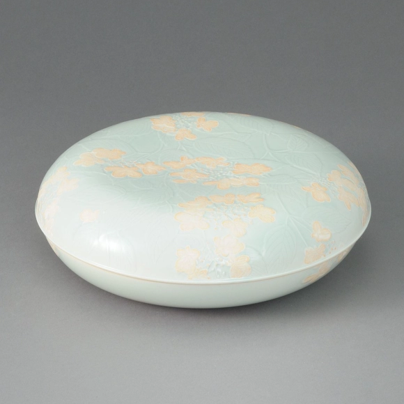 Covered Vessel with Japanese Snowball Design