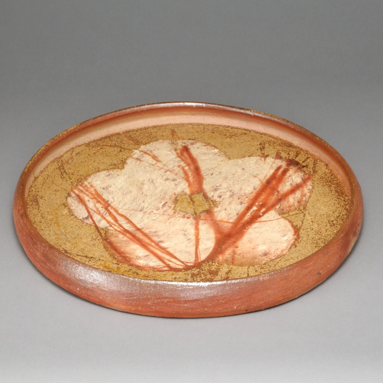 photo Bizen Flat Bowl Shaped by Beating