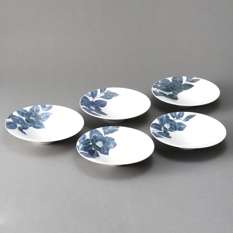 photo Set of Plates with Camellia Design in Underglaze Blue