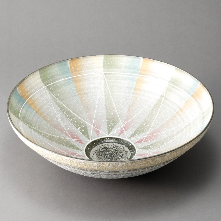 photo Vessel with Sprayed Slip