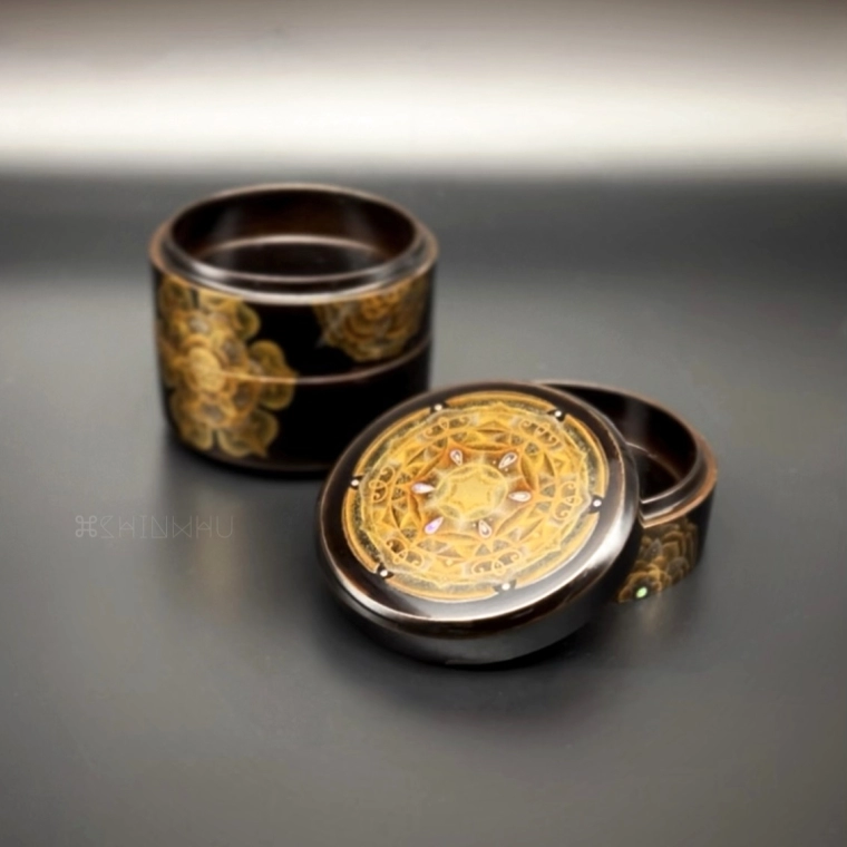 photo Tiered Incense Container with Design in Makie "A short while"